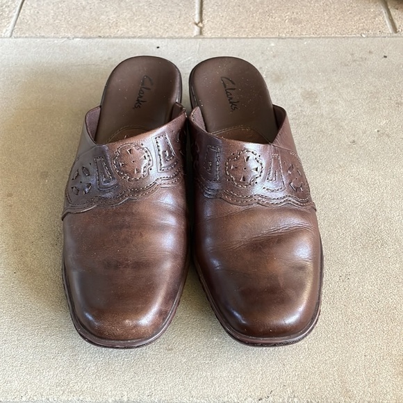 Clarks Embossed Brown Leather Clogs - Picture 2 of 8